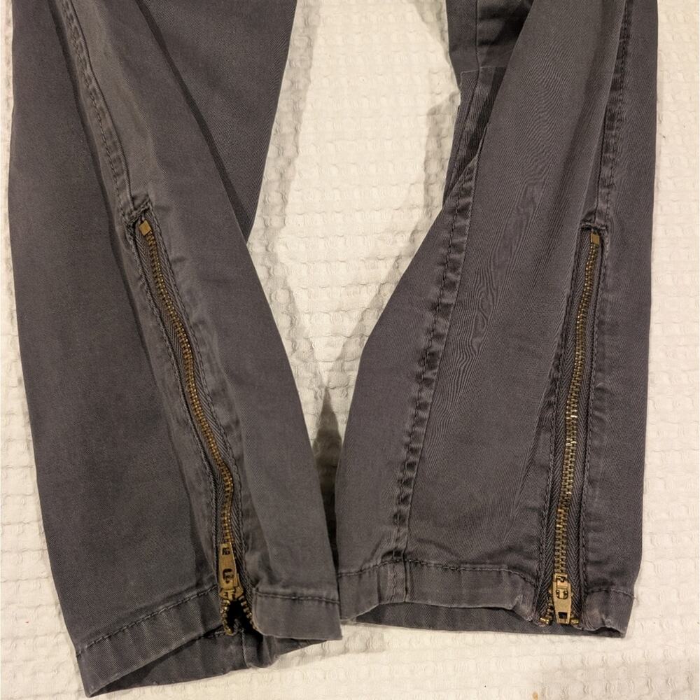 Old Navy Women's Gray Cargo Pants - Picture 4 of 5